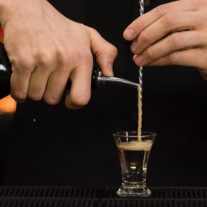 Ustensile pour bartender : la cuillère à cocktail (bar spoon) pour